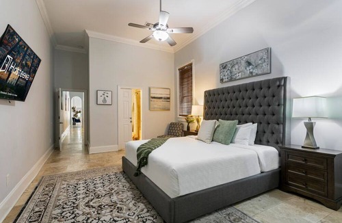 Faubourg Lafayette Condo | 20% OFF Monthly | 10% OFF Weekly-Modern Condo Steps to St. Charles Ave & Close to FQ