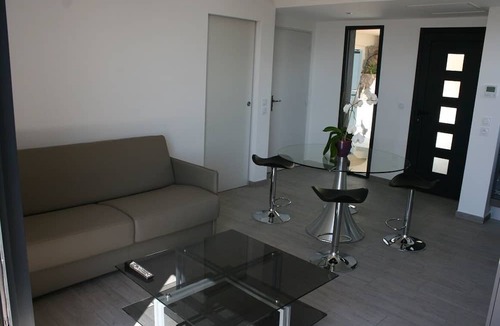Saint-Jeannet Apartment | Villa Apartments, private garden and pool, sea view