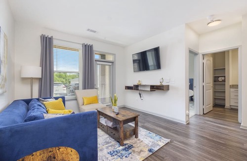 Dixie - Berryhill Apartment | Luxury Apt| King & Queen Beds|9mins to CLT| Near Top Golf, Shops, & Restaurants