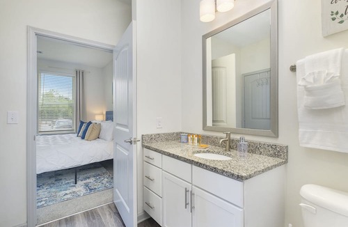 Dixie - Berryhill Apartment | Luxury Apt| King & Queen Beds|9mins to CLT| Near Top Golf, Shops, & Restaurants