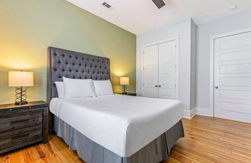 Faubourg Lafayette Condo | 15% OFF Monthly | 10% OFF Weekly-Hosteeva Spacious 5BR Urban Retreat w Balcony & Pool