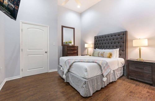 Faubourg Lafayette Condo | 20% OFF Monthly | 10% OFF Weekly-Carondelet Street Stylish Suites