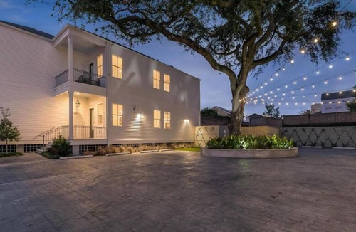 Faubourg Lafayette Condo | 20% OFF Monthly | 10% OFF Weekly-Hosteeva 3 BR Cottage Close to St. Charles 5 m Ride to FQ