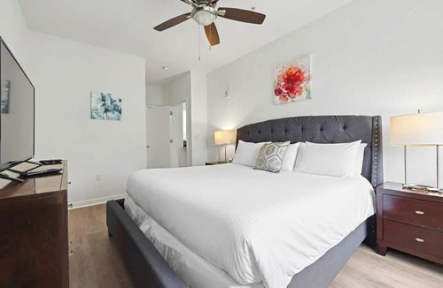 Downtown Apartment | Modern Apt with Pool | Walk Downtown