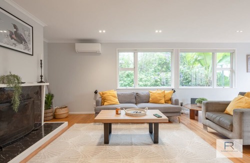 Birkenhead Apartment | Sanctuary with private deck, close to Cafes, Pet Friendly. 1 min to Birkenhead Village