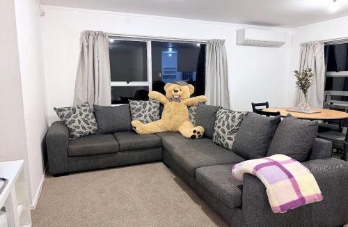 Kelston House | 3BRM House in Auckland - Walk to Train, Lynn Mall and Westgate
