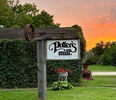 Bellevue House | Paddle Wheel Suite-Potter’s Mill