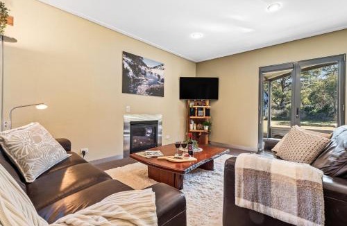 Lake Crackenback House | Kickenback Chalet - 2BR Chalet l Gym l Indoor Pool l Tennis Court l WiFi l Air-Con