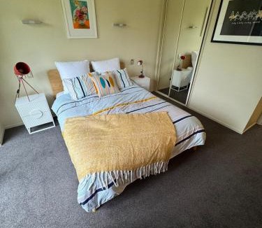 Paremoremo Apartment | Soul Retreat - Quiet & soulful- 8mins to town but in the country