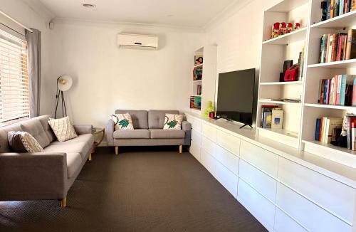 Glenroy House | Welcome to The Roy - Family home close to airport and train!