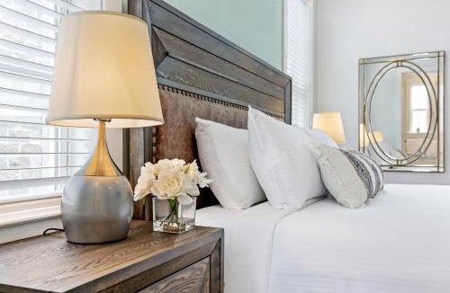 Faubourg Lafayette Apartment | Hosteeva Amazing 4 BR Modern Condo with Balcony Near Frnch Quarter