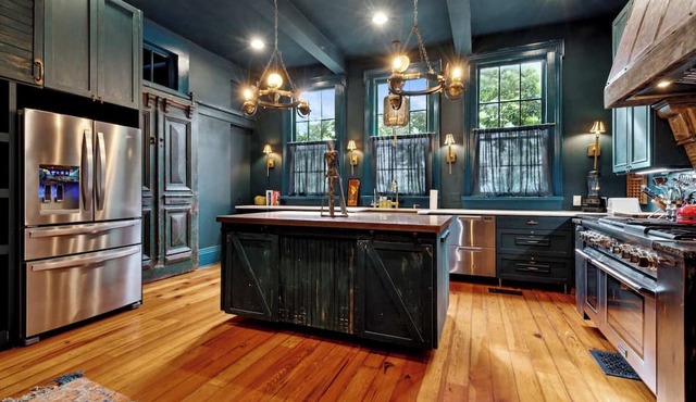 Striking Villa w Heated Pool & Spa 6br|4.5ba