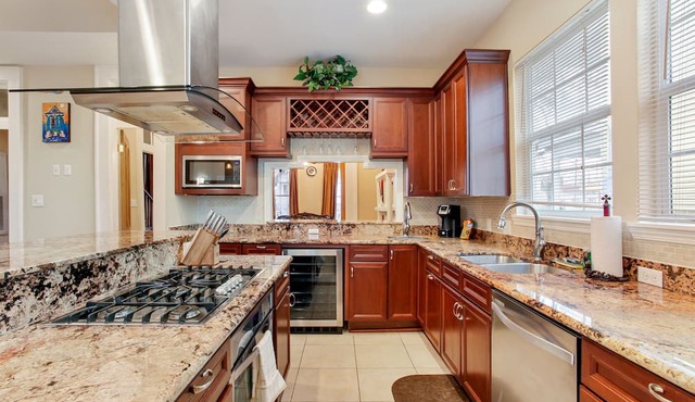 Dog-friendly home with fast WiFi, central air conditioning & washer/dryer