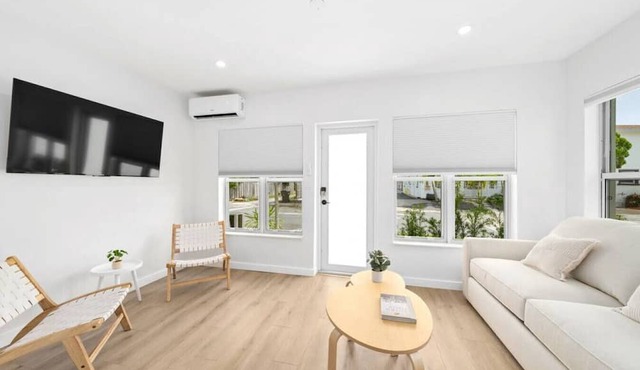 King bed -TV in room-Parking - Near beach! Villa 5