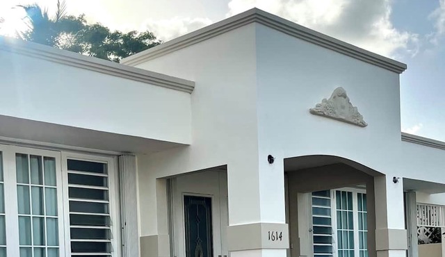 Safe Oversized studio close to Beaches and Airport