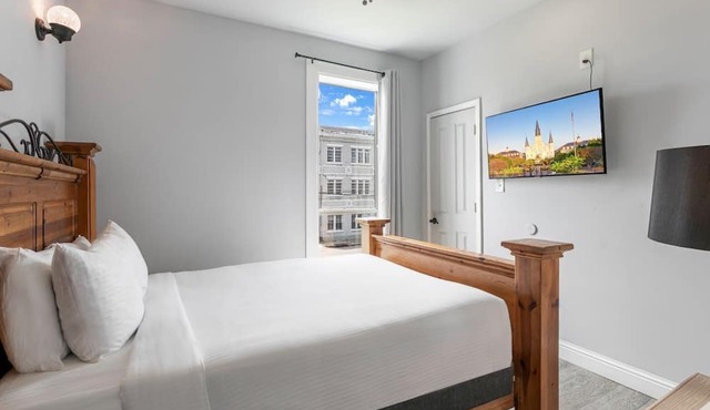 20% OFF Monthly | 10% OFF Weekly-St. Charles Ave Condo – Minutes to FQ