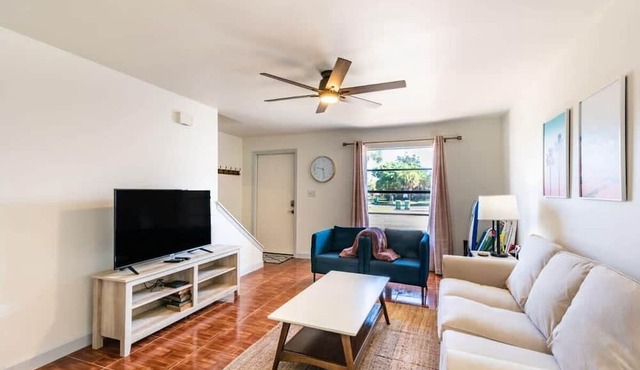 Sunny Beachside Retreat: Cozy 2 bed Townhouse!