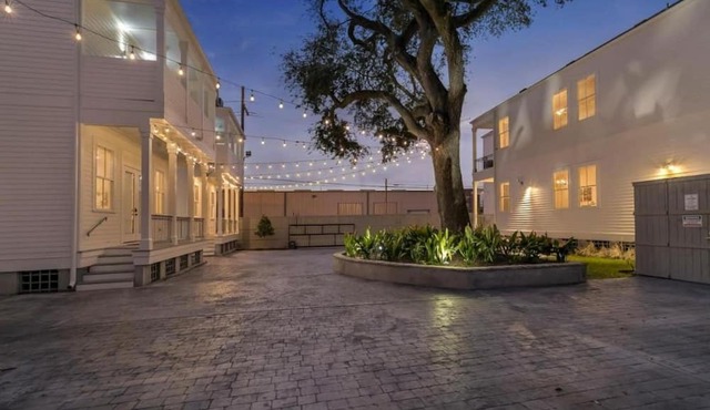 20% OFF Monthly | 10% OFF Weekly-Hosteeva 3 BR Cottage Close to St. Charles 5 m Ride to FQ