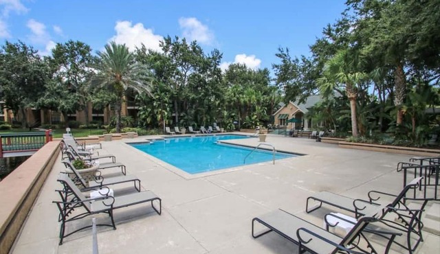 Cozy Condo Retreat.Close to Beaches/Disney/NASA.Tranquil Large Pool/Jacuzzi area