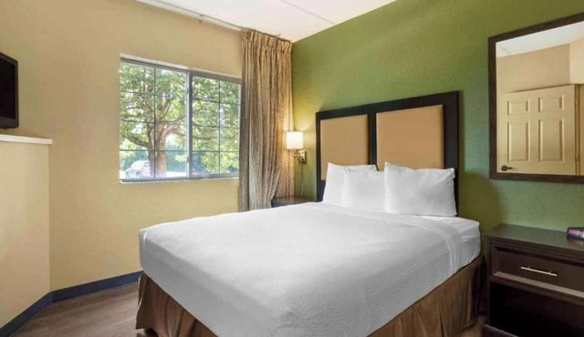 Queen bed, RI Shower, Nsmk|Kitchen|Studio 6 Fishkill