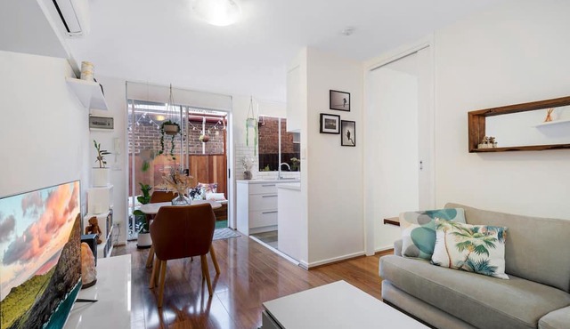 Snug St Kilda Apartment with Private Courtyard