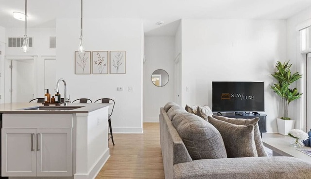 Skyline Retreat - Free Parking, Pool, Balcony
