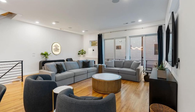 AMAZING VIEWS! Rooftop Terrace with 3King beds only 12min walk to BoA stadium.