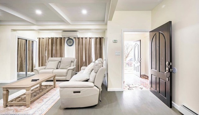 Modern NYC 4BR - 5 Min to Subway, 10 to JFK/LGA, 30 to Manhattan!