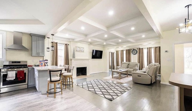 Urban Retreat-Steps to Subway, 10 Mins to JFK/LGA & Manhattan + Free Parking!
