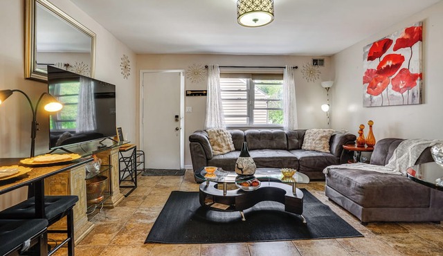 8 Mi to Long Beach: Cozy Apt w/Fenced Yard!