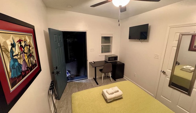 Charming Studio Cabin under Oak tree 2 mins walk to Magazine quiet neighborhood,