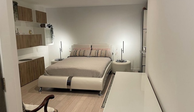 Charming 1-bedroom apartment in Greenwich with Water View & Balcony.