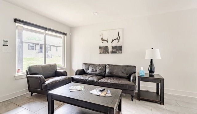 Chic 2BR Townhouse w/Smart TV, Close to All!
