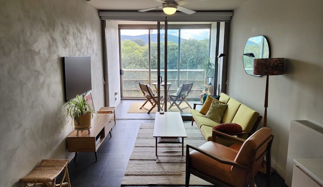 Boutique City Apartment with Iconic Mountain Views