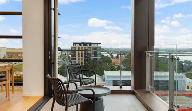 Gorgeous Home with Catalina Bay Views and Carpark