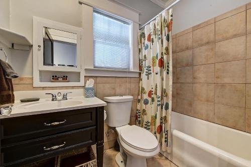 Bright and Restful 2BR near Uptown with Balcony