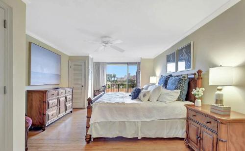 Charming 3 Bedroom Condo Near Worth Avenue