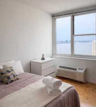 Skyline with Hudson Views Modern Battery Park Stay