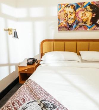 Dew Drop Inn Hotel & Lounge