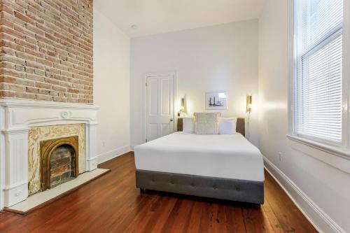 Private 2BR in Uptown by Hosteeva